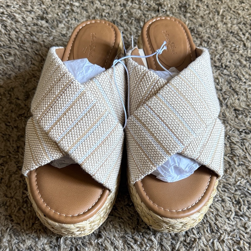 NWT Universal Thread Memory Foam Tan Woven Espadrille Sandals Women’s 9